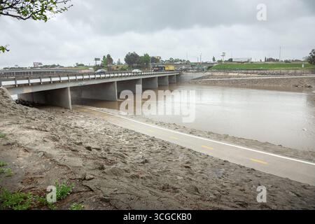 Anaheim, Kalifornien, USA - 13. März 2020: Blick auf den Santa Ana River während eines Regensturms. Der Wasserstand steigt im Kanal. Stockfoto