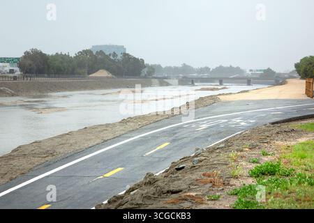 Anaheim, Kalifornien, USA - 13. März 2020: Blick auf den Santa Ana River während eines Regensturms. Der Wasserstand steigt im Kanal. Stockfoto
