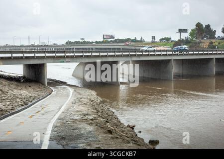 Anaheim, Kalifornien, USA - 13. März 2020: Blick auf den Santa Ana River während eines Regensturms. Der Wasserstand steigt im Kanal. Stockfoto
