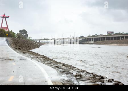 Anaheim, Kalifornien, USA - 13. März 2020: Blick auf den Santa Ana River während eines Regensturms. Der Wasserstand steigt im Kanal. Stockfoto