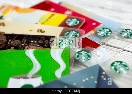 Los Angeles, Kalifornien, USA - 02-06-2020: Nahaufnahme mehrerer Starbucks Geschenkkarten auf einer Holzoberfläche. Stockfoto
