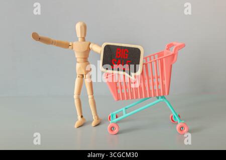 Großes Verkaufsbanner. Männlicher Lieferkurier mit Boxen auf schwarzem Hintergrund Stockfoto