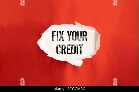 Roter Hintergrund mit gelbem Rand und den Worten Fix Your Credit in weiß. Die Wörter sind so geschrieben, dass sie sich ablösen Stockfoto