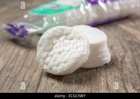 Eine Nahaufnahme eines Stapels runder Make-up-Baumwollpads auf einer Holzoberfläche. Stockfoto