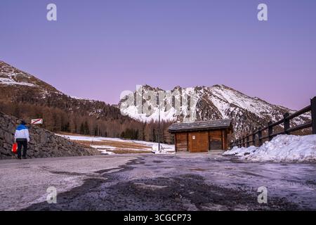 Majestätische schneebedeckte Berggipfel in der Abenddämmerung in einer ruhigen Wildnis. Estoul, Aostatal. Italien Stockfoto