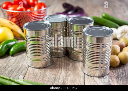 Eine Ansicht mehrerer Lebensmittel mit leerem Etikett, mit mehreren Sorten von Produkten im Hintergrund. Stockfoto