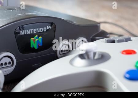 Los Angeles, Kalifornien, USA - 05.07.2020: Eine Nahaufnahme einer Nintendo 64 Spielkonsole und eines Controllers. Stockfoto