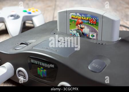 Los Angeles, Kalifornien, USA - 05.07.2020: Eine Nahaufnahme einer Nintendo 64 Spielkonsole mit der Mario Kart 64 Spielkassette. Stockfoto