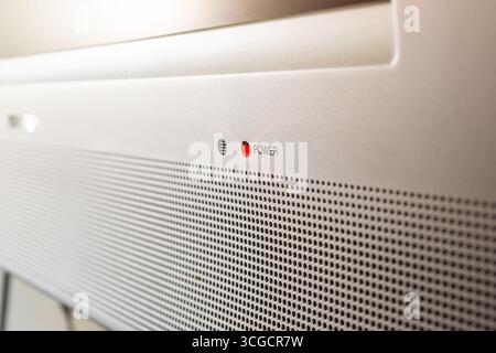 Los Angeles, Kalifornien, Vereinigte Staaten - 18.05.2020: Ansicht eines Flachbildfernsehers mit roter Betriebsanzeige, die ständig leuchtet. Stockfoto