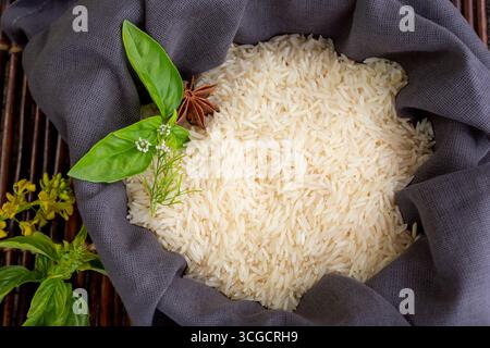 Eine Draufsicht auf ein mit Basmati-Reis gefülltes Display in einem Stillleben. Stockfoto