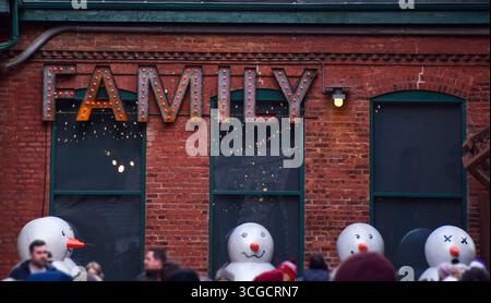 20. Dezember 2022: Toronto, Ontario, Kanada: Word Family on a Building at Christmas Market in Toronto's Distillery District Stockfoto