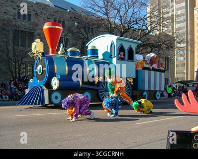 18. November 2007: Toronto, Ontario, Kanada: Santa Claus Parade mit Clowns und blauem Zug vor dem ROM Royal Ontario Museum im Queen's Park Stockfoto