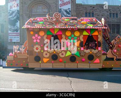 18. November 2007: Toronto, Ontario, Kanada: Santa Claus Parade mit Gingerbread House Float vor dem ROM Royal Ontario Museum im Queen's Park Stockfoto
