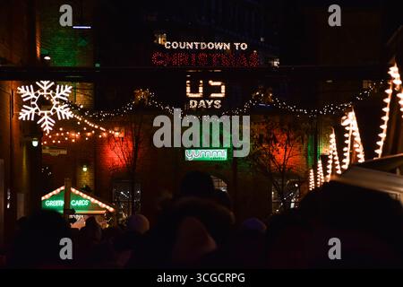 20. Dezember 2022: Toronto, Ontario, Kanada: Countdown zum Weihnachtsschild auf einem Gebäude auf dem Weihnachtsmarkt im Toronto Distillery District bei Nacht Stockfoto