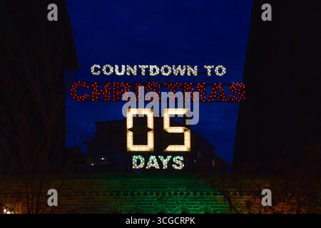 20. Dezember 2022: Toronto, Ontario, Kanada: Countdown zum Weihnachtsschild auf einem Gebäude auf dem Christmas Market im Distillery District in Toronto bei Nacht. Stockfoto