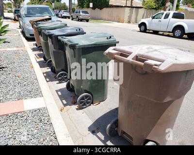 Los Angeles, Kalifornien, USA - 14. April 2020: Blick auf eine Reihe von Mülltonnen entlang der Bordsteinkante oder einer Nachbarschaft. Stockfoto