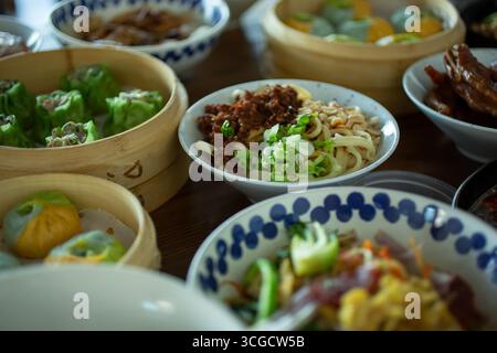 Auf dem Tisch lagen mehrere chinesische Gerichte. Stockfoto