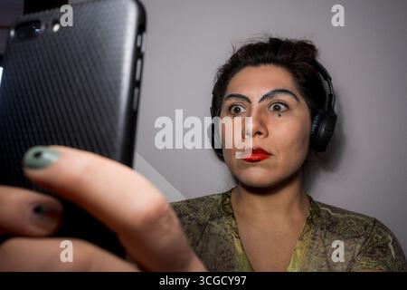 Influencer bereitet sein soziales Image vor. Mailand, Italien Stockfoto