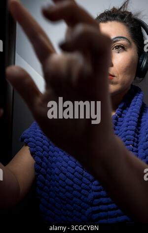 Influencer bereitet sein soziales Image vor. Mailand, Italien Stockfoto