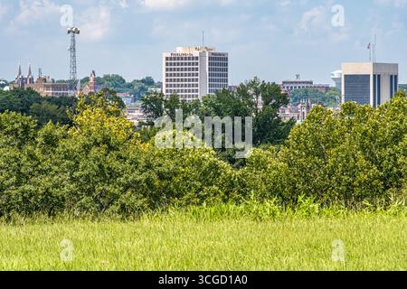 Macon, Georgia, Blick auf die Skyline von oben auf dem Great Temple Mound an der Ocmulgee Mounds National Historical Site in Middle Georgia. (USA) Stockfoto