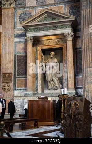 Reise- und Kulturbilder von Rom mit den Höhepunkten Vatikan, Petersdom, Kolosseum, Trevi-Brunnen, Pantheon, und romantische Paarmomente d Stockfoto
