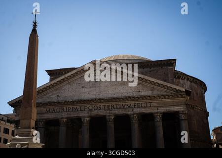 Reise- und Kulturbilder von Rom mit den Höhepunkten Vatikan, Petersdom, Kolosseum, Trevi-Brunnen, Pantheon, und romantische Paarmomente d Stockfoto