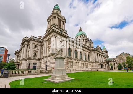 Panoramablick auf das Rathaus von Belfast und die Sir James Haslett-Gedenkstatue am Donegall Square, Stadtzentrum von Belfast, Nordirland. Stockfoto