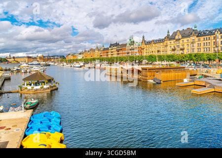 Blick auf die Strandvägen Straße am Wasser von der Insel Djurgården in Stockholm, Schweden. Stockfoto