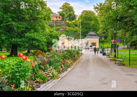 Allgemeine Ansicht des Eingangs zum Skansen Freilichtmuseum auf der Insel Djurgarden in Stockholm, Schweden. Stockfoto