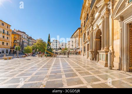 Weihnachten und Feiertagsdekorationen werden auf der Plaza de Santa Ana in der Nähe des Gebäudes des Obersten Gerichtshofs in der andalusischen Stadt Granada, Spanien, gefeiert. Stockfoto