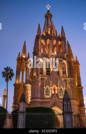 San Miguel de Allende, Mexiko - 8. Februar 2025: Die Pfarrkirche des Heiligen Erzengels Michael in San Miguel de Allende, Guanajuato, Mexiko. Stockfoto