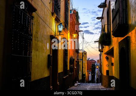 San Miguel de Allende, Mexiko - 9. Februar 2025: Blick auf eine Straße im historischen Zentrum von San Miguel de Allende bei Sonnenuntergang. Stockfoto