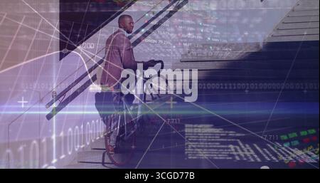 Kletternder Geschäftsmann im Anzug, der Fahrrad die Bürotreppen mit Datenüberlagerungen hochschiebt, Kopierraum Stockfoto
