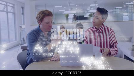 Zusammenarbeit mit Experten, die Dokumente auf einem Laptop im Großraumbüro mit Datenüberlagerungen prüfen Stockfoto