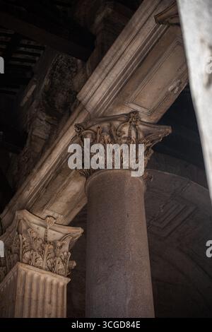 Reise- und Kulturbilder von Rom mit den Höhepunkten Vatikan, Petersdom, Kolosseum, Trevi-Brunnen, Pantheon, und romantische Paarmomente d Stockfoto