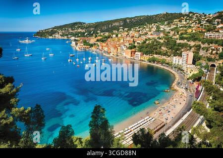 Blick aus der Vogelperspektive auf einen Strand und eine Stadt am Hügel, Villefranche-sur-Mer, französische Riviera Stockfoto