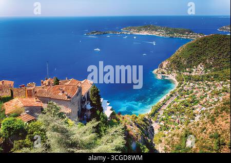 Hochwinkelblick auf Eze Sur-Mer und Cape Ferrat vom Dorf Eze-Hilltop, Cote d'Azur, Alpes Maritimes, Frankreich Stockfoto