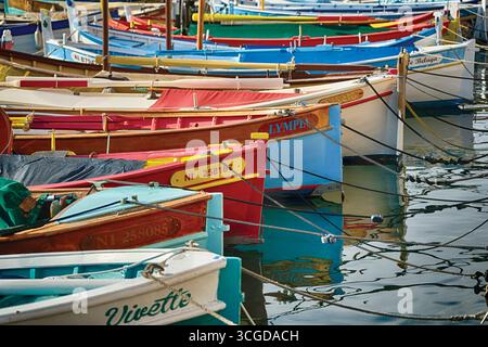 Detailansicht der kleinen bunten traditionellen Fischerboote, Port Lympia, Nizza, Cote d'Azur, Frankreich Stockfoto