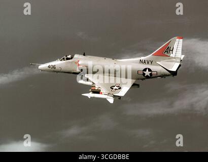 Ein Luft-zu-Luft linke Seitenansicht eines Angriffs Squadron 164 (VA-164) A-4 Skyhawk Flugzeuge auf dem Weg zu einem Ziel im Norden Vietnams. Das Flugzeug wird von Cmdr pilotiert. William F. Span, Executive Officer der VA-164. Stockfoto