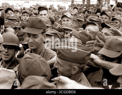Präsident Lyndon B. Johnson grüßt die amerikanische Truppen in Vietnam, 1966. Stockfoto
