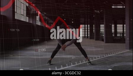 Stretchsportler in Kapuze-Sweatshirt und Leggings in der Industriehalle mit digitaler Kartenüberlagerung Stockfoto