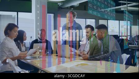Sechs Fachleute arbeiten an einem Konferenztisch im Büro mit Laptops, Berichten und Diagrammen zusammen Stockfoto
