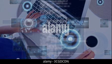Die Hände einer Frau auf der silbernen Laptop-Tastatur am Schreibtisch mit Kaffee, Lautsprecher und HUD-Overlays Stockfoto