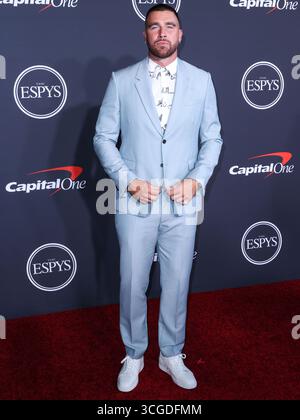 (DATEI) Taylor Swift und Travis Kelce sind verlobt. HOLLYWOOD, LOS ANGELES, KALIFORNIEN, USA - 20. JULI: American Football Tight End für die Kansas City Chiefs der National Football League (NFL) Travis Kelce kommt bei den ESPY Awards 2022 an, die am 20. Juli 2022 im Dolby Theatre in Hollywood, Los Angeles, Kalifornien, USA stattfinden. (Foto: Xavier Collin/Image Press Agency) Stockfoto