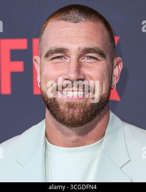 (DATEI) Taylor Swift und Travis Kelce sind verlobt. HOLLYWOOD, LOS ANGELES, KALIFORNIEN, USA - 11. JULI: American Football Tight End für die Kansas City Chiefs der National Football League (NFL) Travis Kelce kommt zur Los Angeles Premiere von Netflix 'Quarterback' Staffel 1, die am 11. Juli 2023 im Netflix Tudum Theater in Hollywood, Los Angeles, Kalifornien, USA stattfindet. (Foto: Xavier Collin/Image Press Agency) Stockfoto