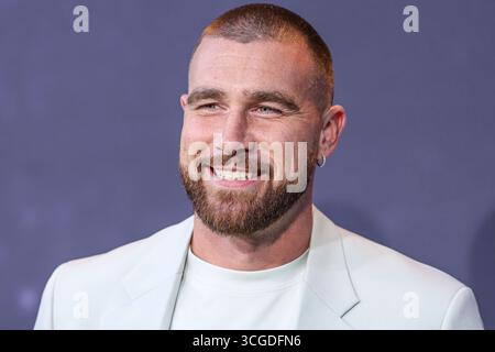 (DATEI) Taylor Swift und Travis Kelce sind verlobt. HOLLYWOOD, LOS ANGELES, KALIFORNIEN, USA - 11. JULI: American Football Tight End für die Kansas City Chiefs der National Football League (NFL) Travis Kelce kommt zur Los Angeles Premiere von Netflix 'Quarterback' Staffel 1, die am 11. Juli 2023 im Netflix Tudum Theater in Hollywood, Los Angeles, Kalifornien, USA stattfindet. (Foto: Xavier Collin/Image Press Agency) Stockfoto