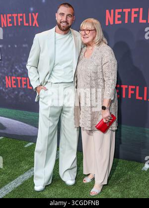 (DATEI) Taylor Swift und Travis Kelce sind verlobt. HOLLYWOOD, LOS ANGELES, KALIFORNIEN, USA - 11. JULI: Die Kansas City Chiefs der National Football League (NFL) Travis Kelce und Mutter Donna Kelce kommen zur Los Angeles Premiere von Netflix 'Quarterback' Staffel 1, die am 11. Juli 2023 im Netflix Tudum Theater in Hollywood, Los Angeles, Kalifornien, USA stattfindet. (Foto: Xavier Collin/Image Press Agency) Stockfoto