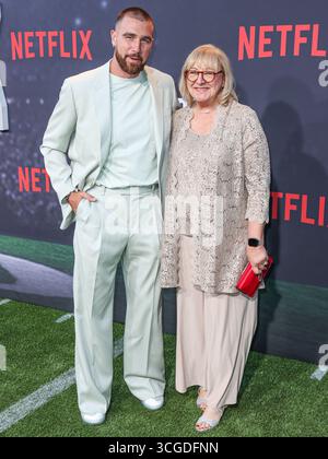 (DATEI) Taylor Swift und Travis Kelce sind verlobt. HOLLYWOOD, LOS ANGELES, KALIFORNIEN, USA - 11. JULI: Die Kansas City Chiefs der National Football League (NFL) Travis Kelce und Mutter Donna Kelce kommen zur Los Angeles Premiere von Netflix 'Quarterback' Staffel 1, die am 11. Juli 2023 im Netflix Tudum Theater in Hollywood, Los Angeles, Kalifornien, USA stattfindet. (Foto: Xavier Collin/Image Press Agency) Stockfoto
