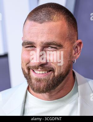 (DATEI) Taylor Swift und Travis Kelce sind verlobt. HOLLYWOOD, LOS ANGELES, KALIFORNIEN, USA - 11. JULI: American Football Tight End für die Kansas City Chiefs der National Football League (NFL) Travis Kelce kommt zur Los Angeles Premiere von Netflix 'Quarterback' Staffel 1, die am 11. Juli 2023 im Netflix Tudum Theater in Hollywood, Los Angeles, Kalifornien, USA stattfindet. (Foto: Xavier Collin/Image Press Agency) Stockfoto