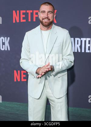 (DATEI) Taylor Swift und Travis Kelce sind verlobt. HOLLYWOOD, LOS ANGELES, KALIFORNIEN, USA - 11. JULI: American Football Tight End für die Kansas City Chiefs der National Football League (NFL) Travis Kelce kommt zur Los Angeles Premiere von Netflix 'Quarterback' Staffel 1, die am 11. Juli 2023 im Netflix Tudum Theater in Hollywood, Los Angeles, Kalifornien, USA stattfindet. (Foto: Xavier Collin/Image Press Agency) Stockfoto